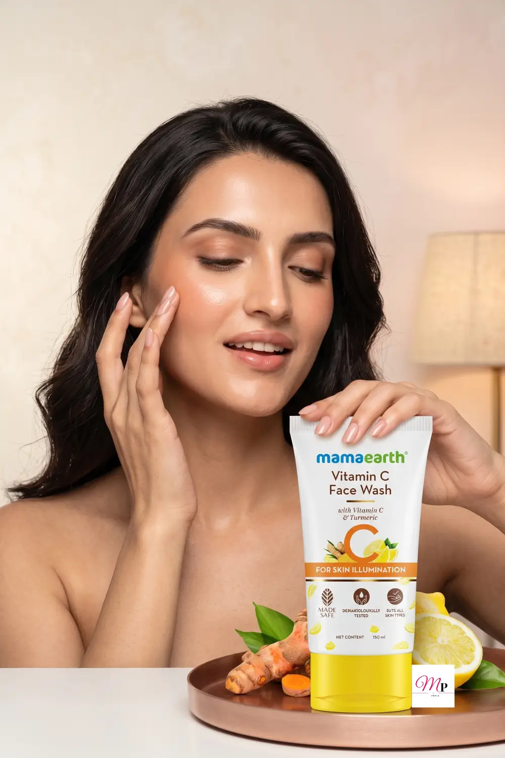 Woman holding Mamaearth Vitamin C Face Wash with fresh turmeric root and lemon slices on copper tray | Mamaearth Vitamin C Face Wash ko haldi aur nimbu ke saath copper tray par rakha hua